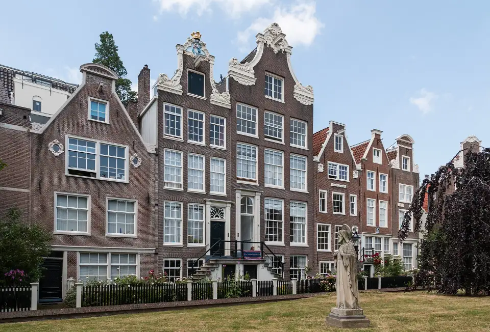 Casas altas y estrechas alrededor del césped del Begijnhof