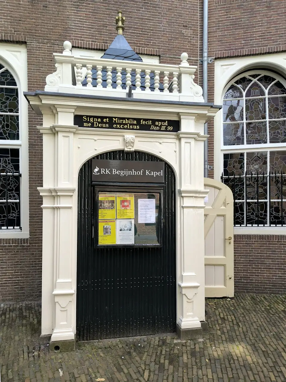 Entrada de la capilla católica del Begijnhof, con la inscripción latina sobre la puerta