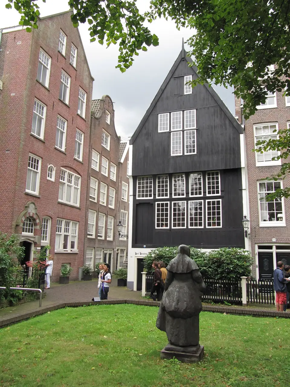 Het Houten Huys, la casa de madera negra del número 34 del Begijnhof