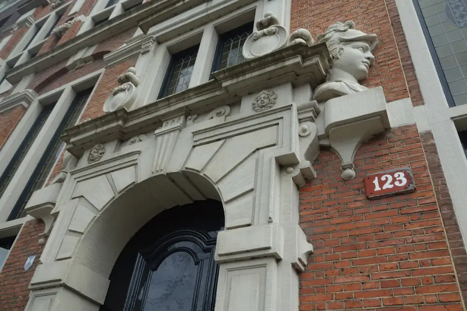 Portal de la Casa de las Cabezas con la cabeza de Minerva y el número 123