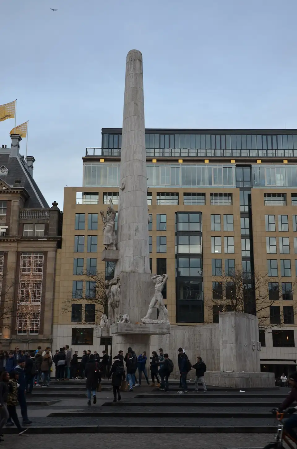 Obelisco branco do Monumento Nacional na Praça Dam