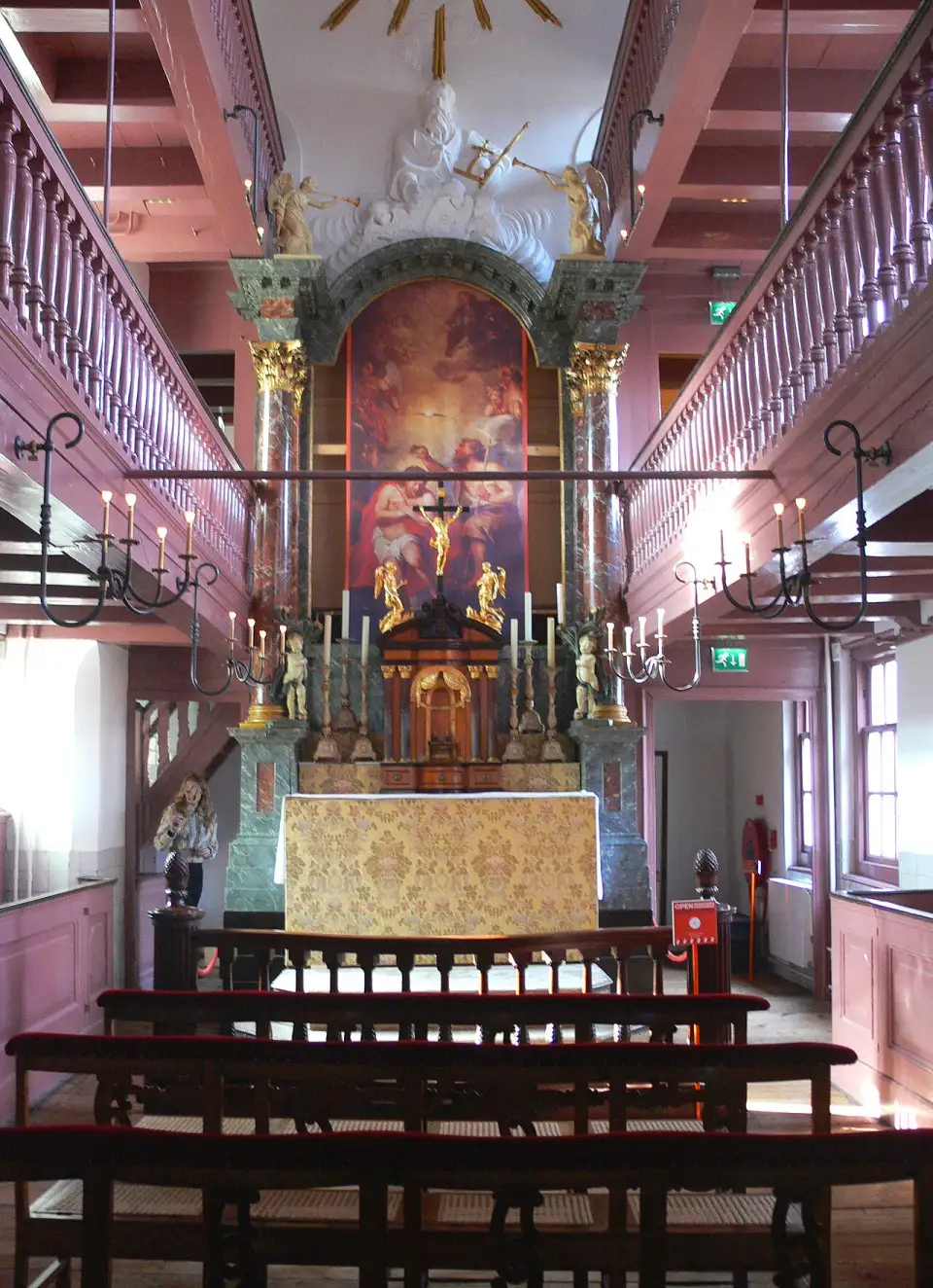 Interior de la iglesia escondida en el desván, con su altar y galerías
