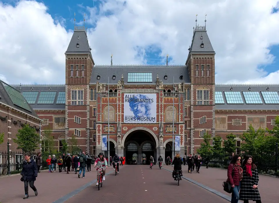 Fachada do Rijksmuseum com a passagem central por onde passam bicicletas