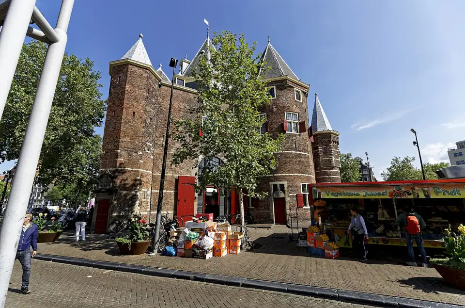 La Waag, antigua puerta de la muralla con torres, en la plaza Nieuwmarkt