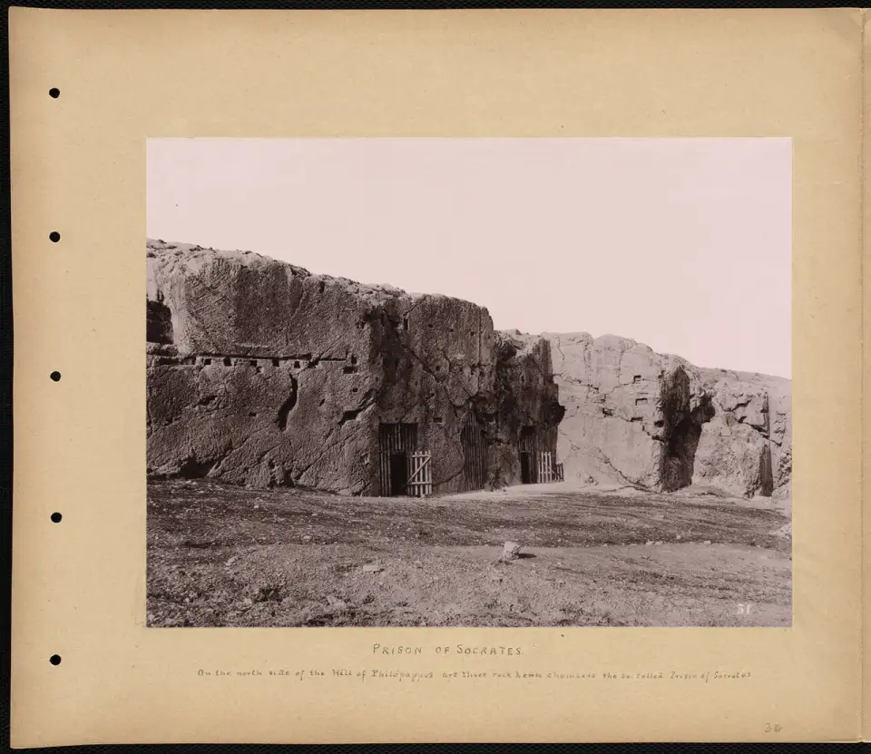 Photographie ancienne de la prétendue prison de Socrate
