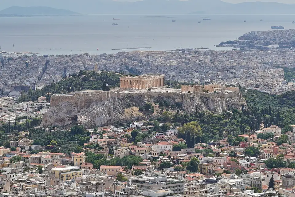 Blick auf Athen mit der Akropolis in der Mitte und dem Meer in der Ferne