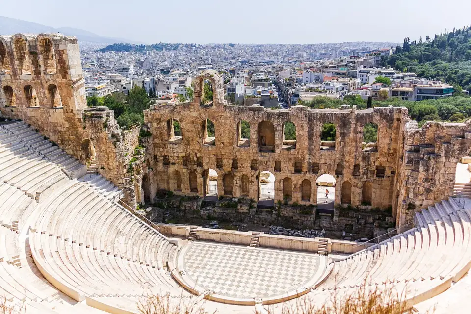 Im Inneren des Odeons des Herodes Atticus mit seinen Marmorsitzen