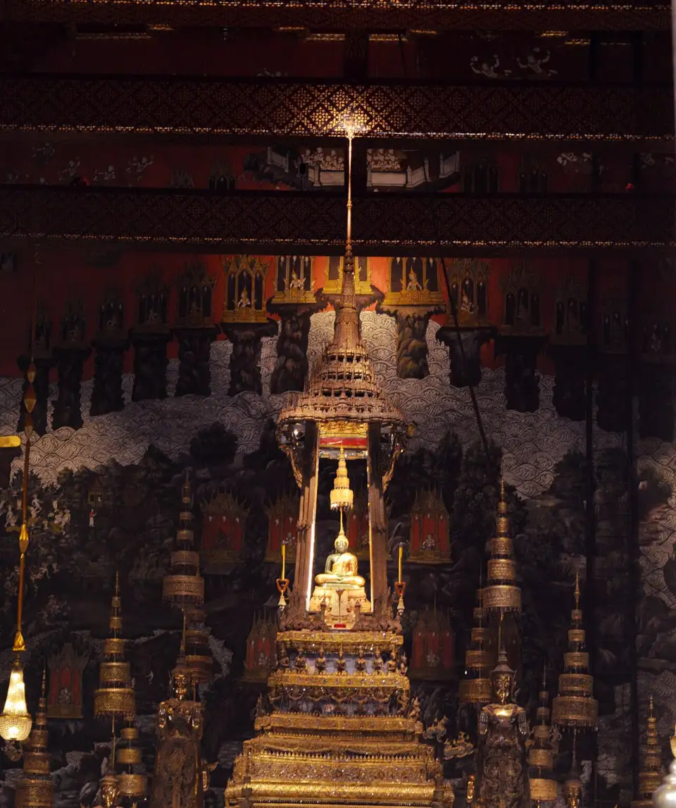 El Buda Esmeralda sobre su altar dorado en la sala de Wat Phra Kaew