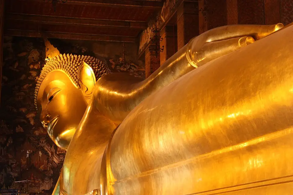 Kopf und Schulter des goldenen Liegenden Buddhas im Wat Pho