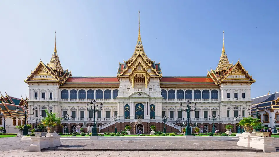 Salón del trono Chakri Maha Prasat, de fachada europea y tejados tailandeses