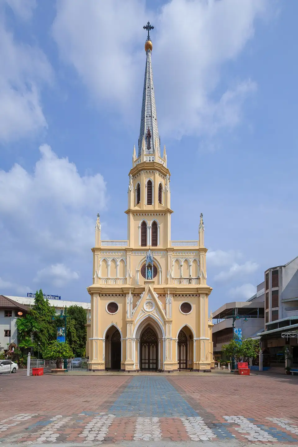 La facciata gialla in stile neogotico della chiesa del Santo Rosario, con il suo alto campanile