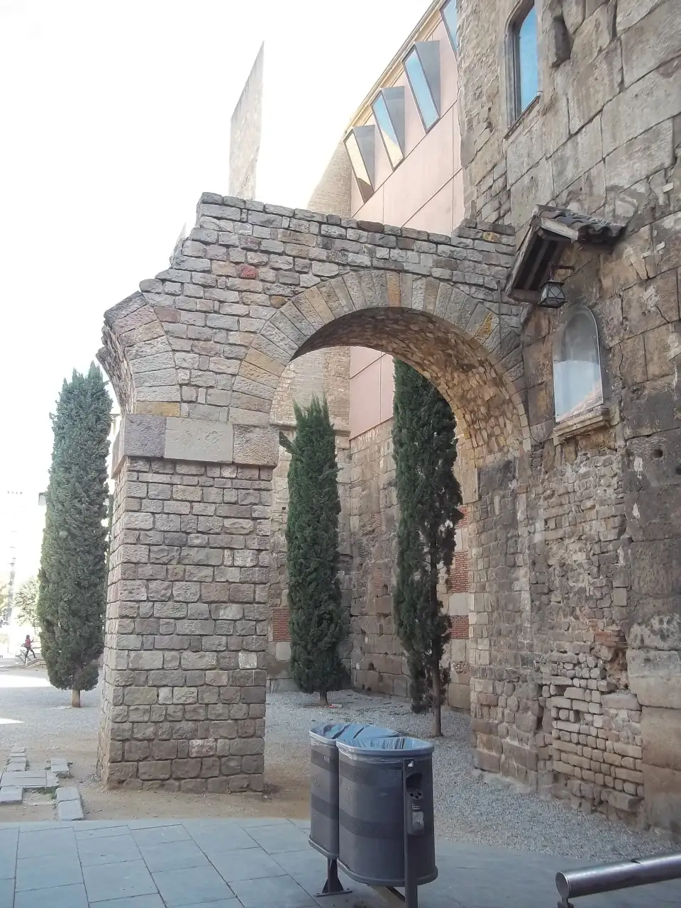 Arcos reconstruidos del acueducto romano junto a la muralla
