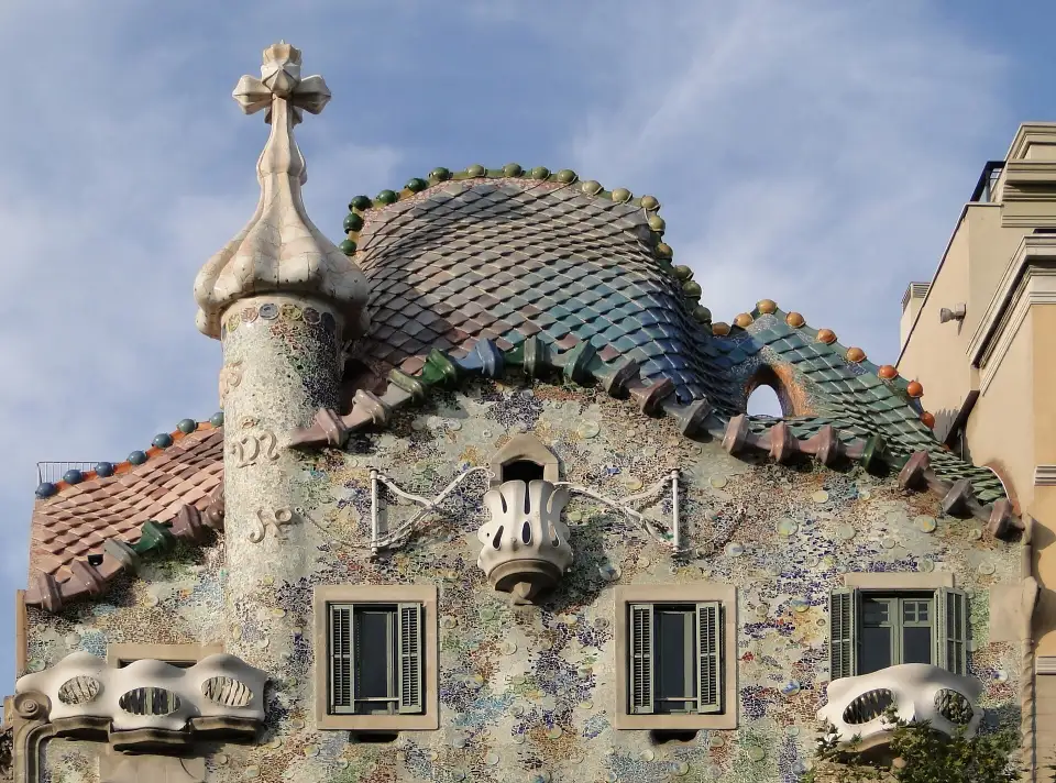 Tejado escamado y torre con cruz de la Casa Batlló