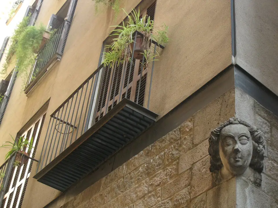 Détail de la tête de pierre de la Carassa