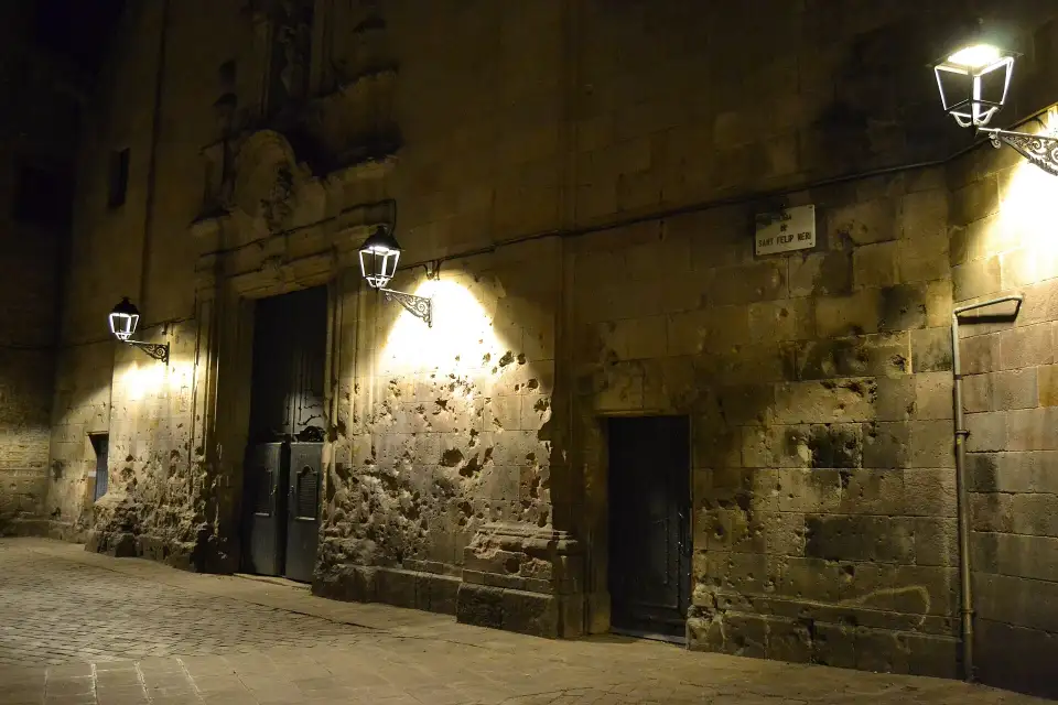 Marcas de estilhaços na fachada da igreja de Sant Felip Neri