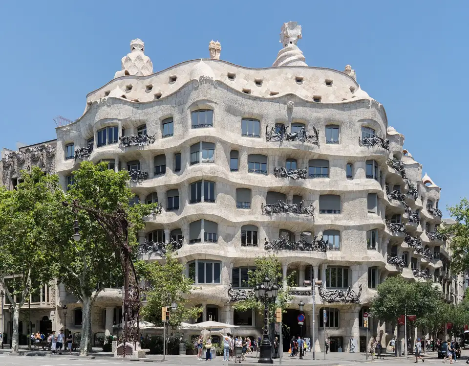 La Pedrera, sa façade ondulée en pierre et ses balcons en fer forgé
