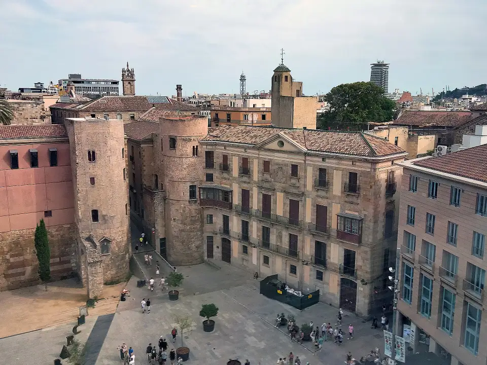 Les deux tours romaines de la Plaça Nova près du palais épiscopal