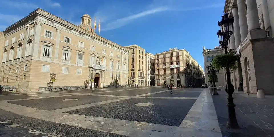 La place Sant Jaume avec le palais de la Generalitat à gauche