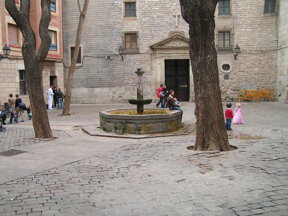 Praça de Sant Felip Neri com o chafariz e a igreja ao fundo