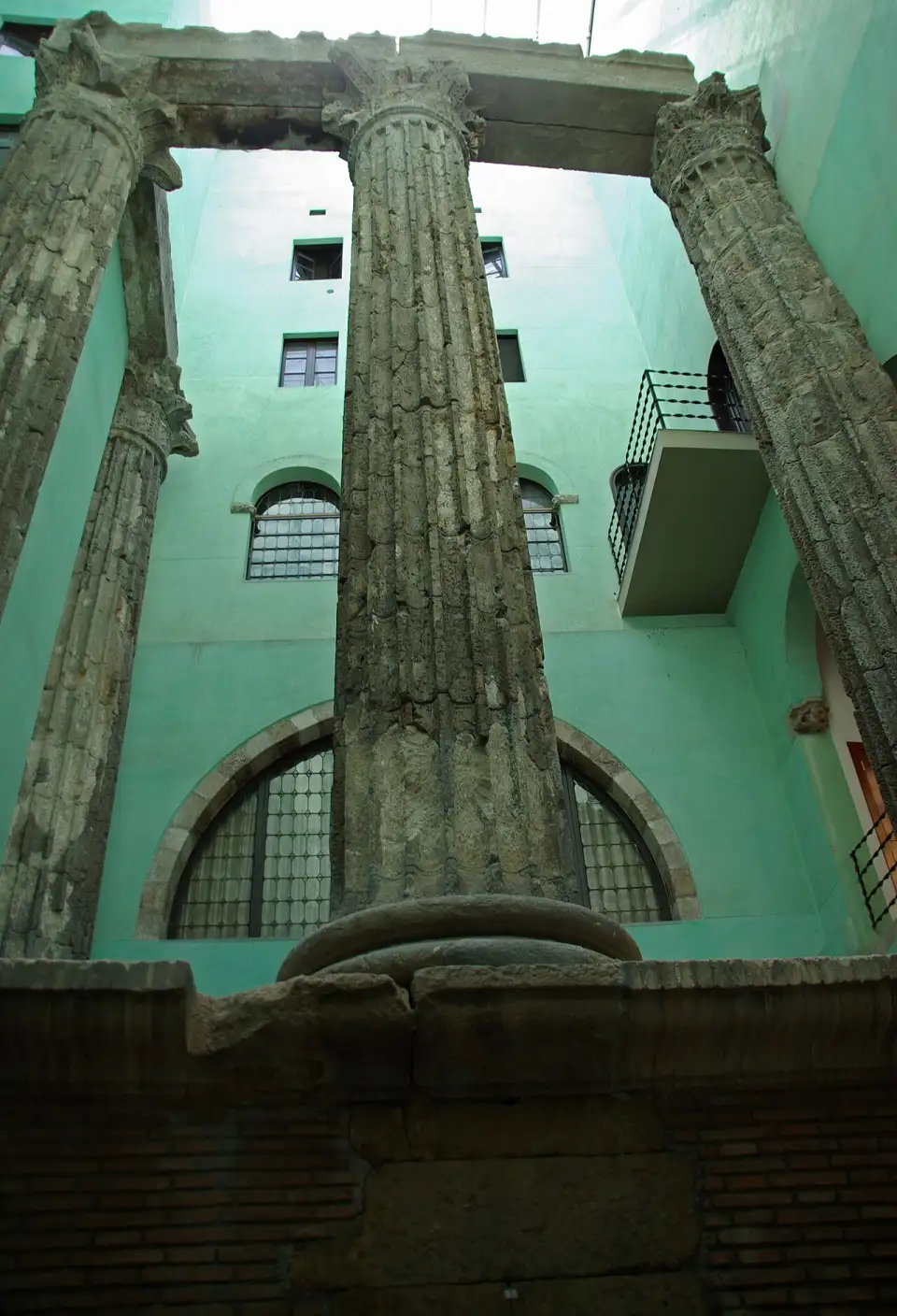 Les quatre colonnes corinthiennes du temple d'Auguste