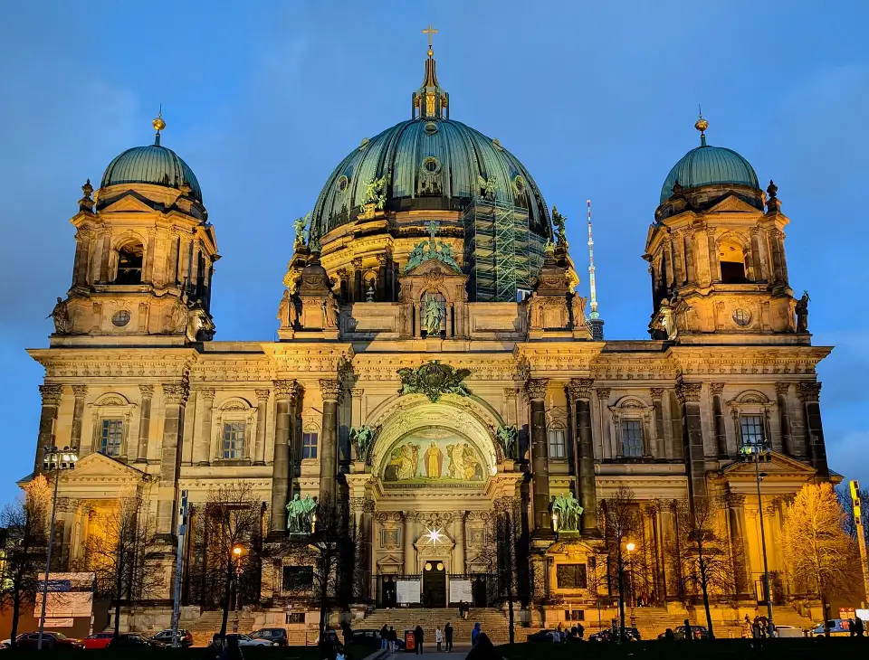 Façade de la cathédrale de Berlin illuminée au crépuscule