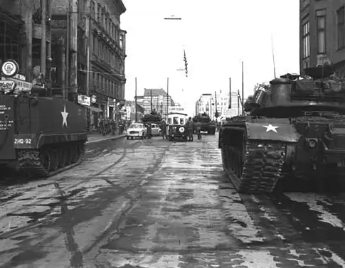 Tanques estadounidenses en Checkpoint Charlie en octubre de 1961