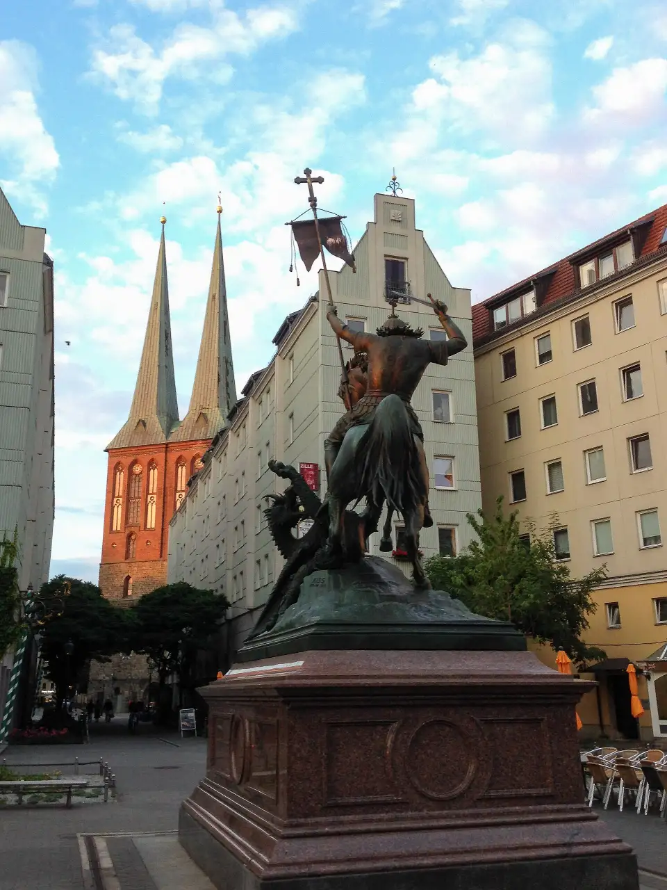 Estatua de San Jorge y el dragón en el Nikolaiviertel