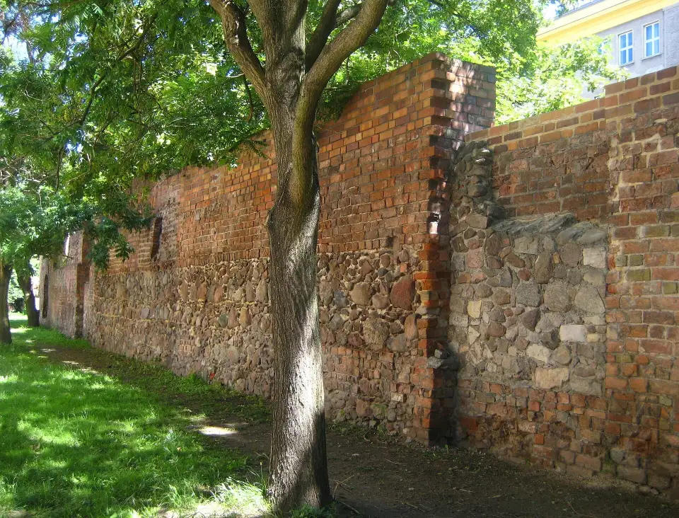 Restos da muralha medieval de Berlim junto à Littenstraße