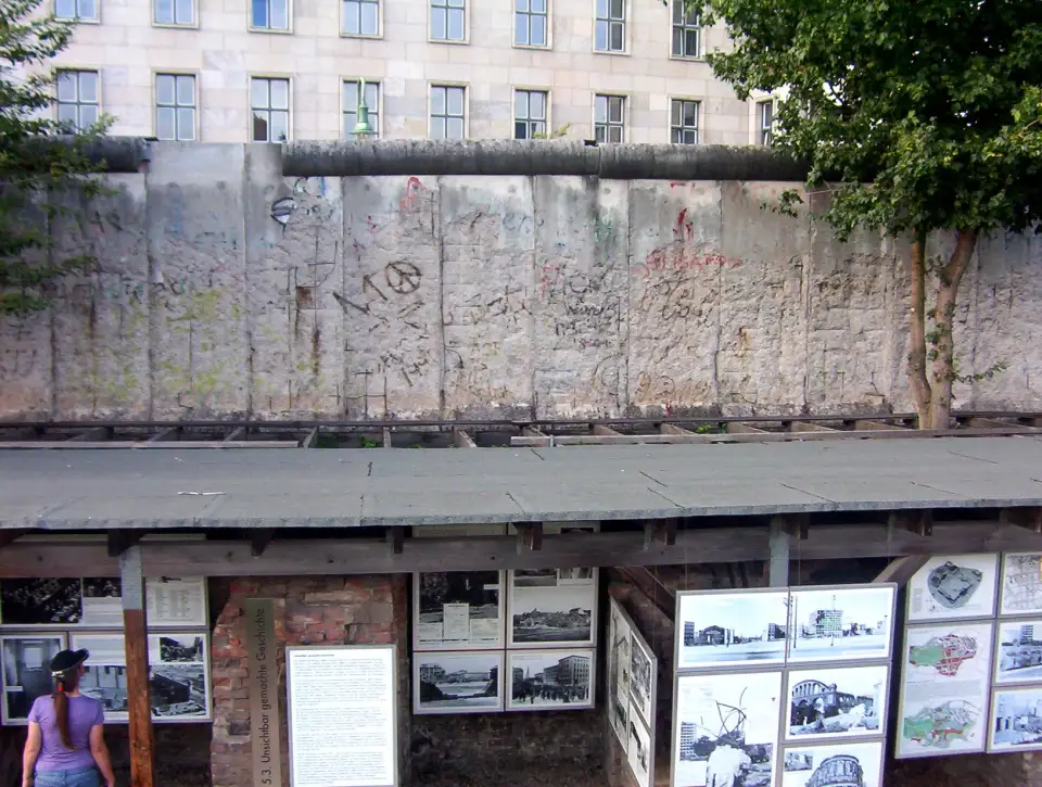 Trecho original do Muro de Berlim junto à Topografia do Terror