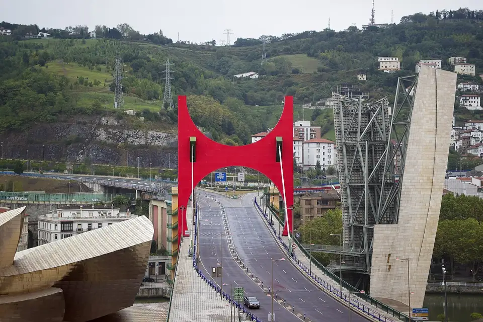 Il ponte de La Salve attraversato dagli archi rossi di Daniel Buren accanto alla torre del Guggenheim
