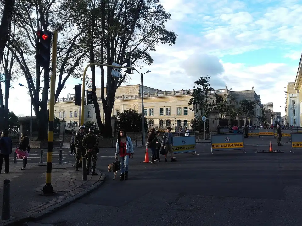 Acceso vigilado a la Casa de Nariño en la carrera 7, con el palacio al fondo