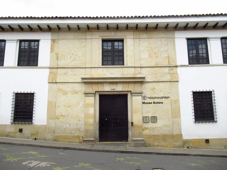 Entrada de piedra del Museo Botero en una casona blanca de La Candelaria