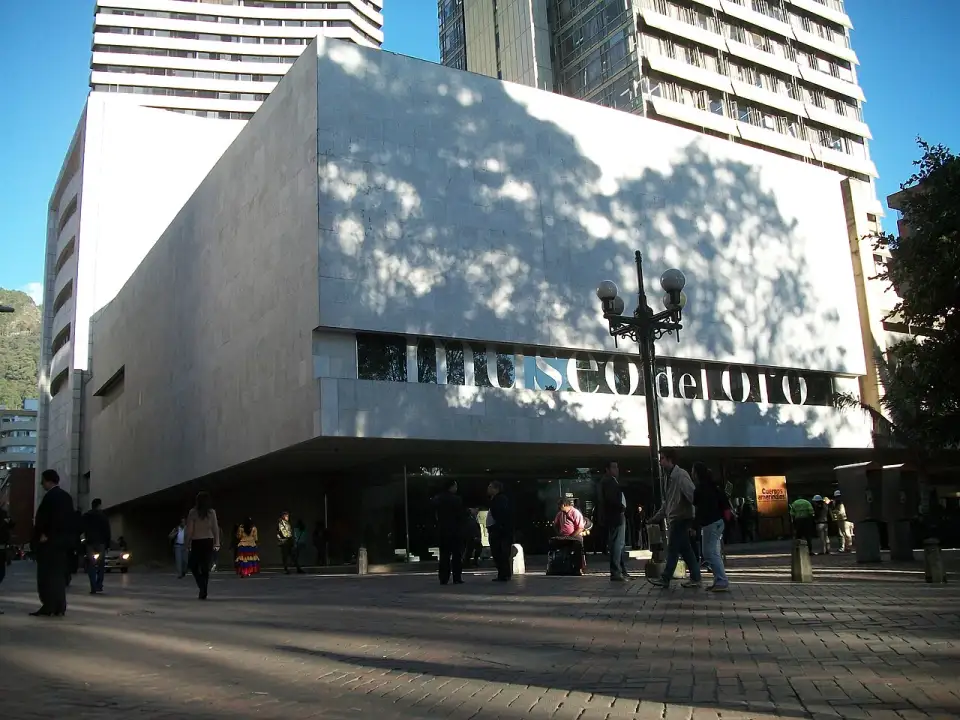Edifício branco do Museu do Ouro no Parque Santander