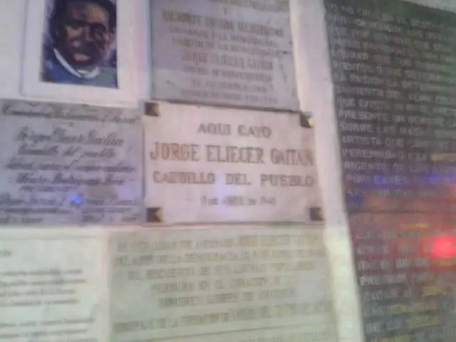 Plaque portant l'inscription « Aquí cayó Jorge Eliécer Gaitán, caudillo del pueblo »