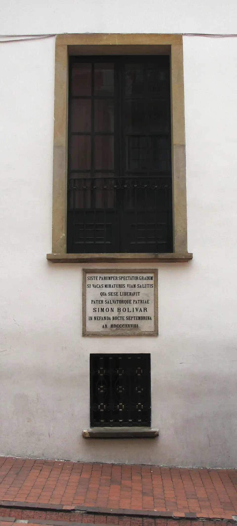 Window of the Palacio de San Carlos with the Latin plaque of the September night