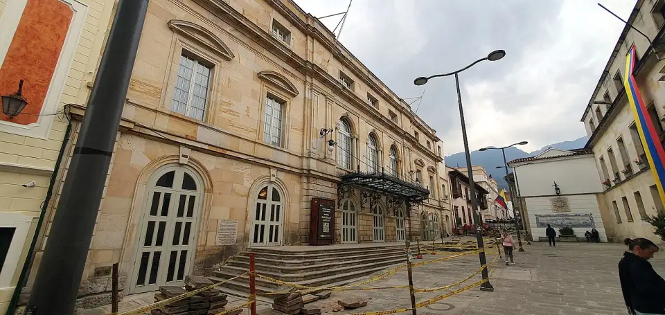 Stone façade of the Colón Theatre on Calle 10