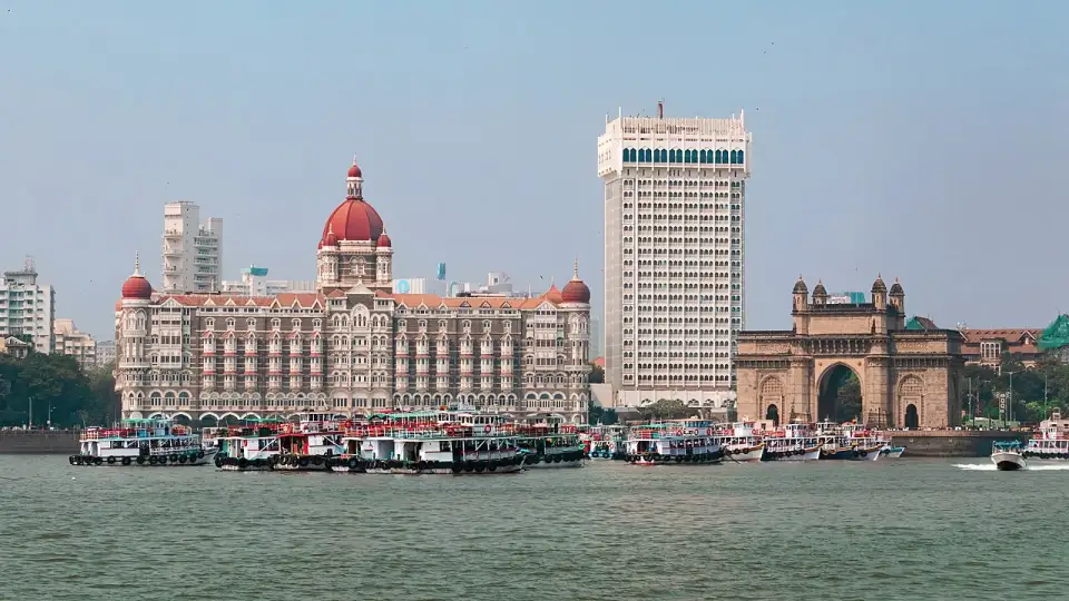 Das Hotel Taj Mahal Palace, sein moderner Turm und das Gateway of India vom Meer aus gesehen