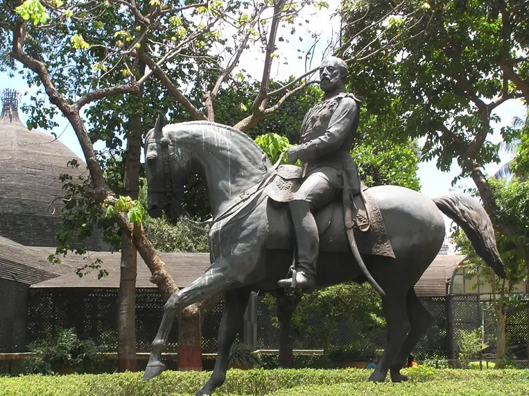 Estátua equestre de Eduardo VII como príncipe de Gales entre árvores
