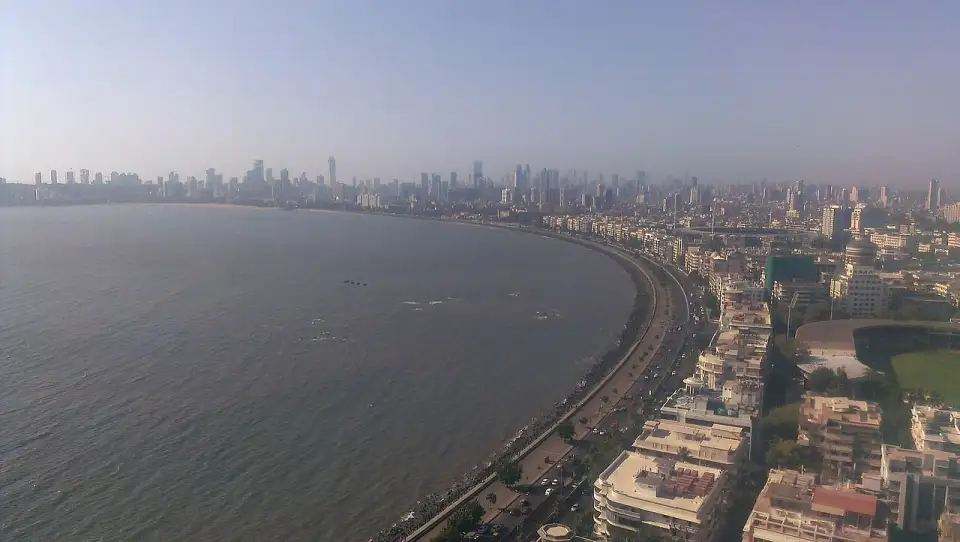 Veduta aerea della curva di Marine Drive lungo la baia