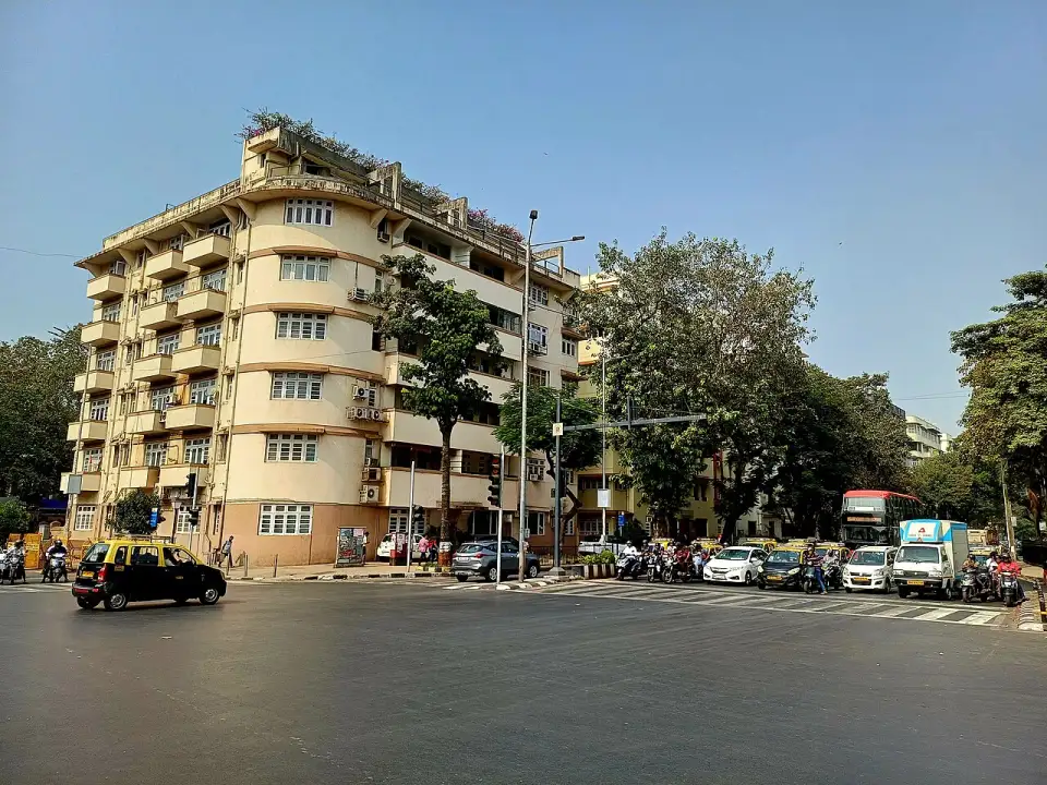 Immeuble Art déco crème aux balcons arrondis face à l'Oval Maidan