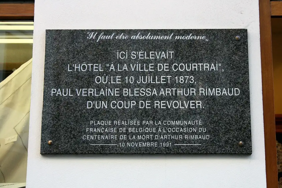 Placa na Rue des Brasseurs que lembra o tiro de Verlaine em Rimbaud