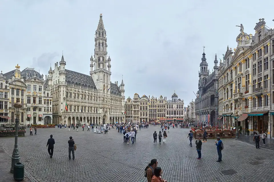 Panorama der Grand-Place in Brüssel mit dem Rathaus und den Zunfthäusern
