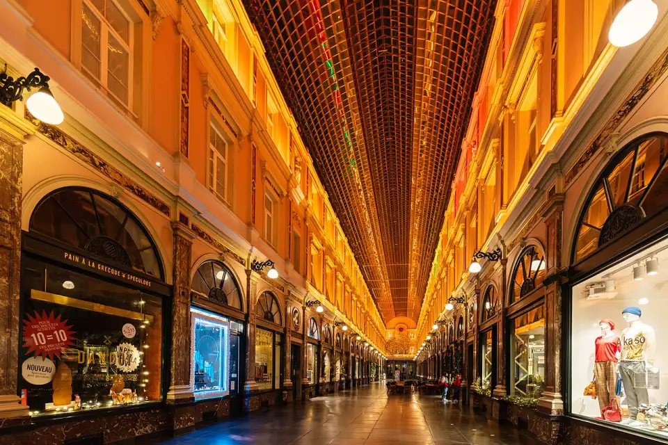 Interno delle Galeries Royales Saint-Hubert sotto la copertura di vetro