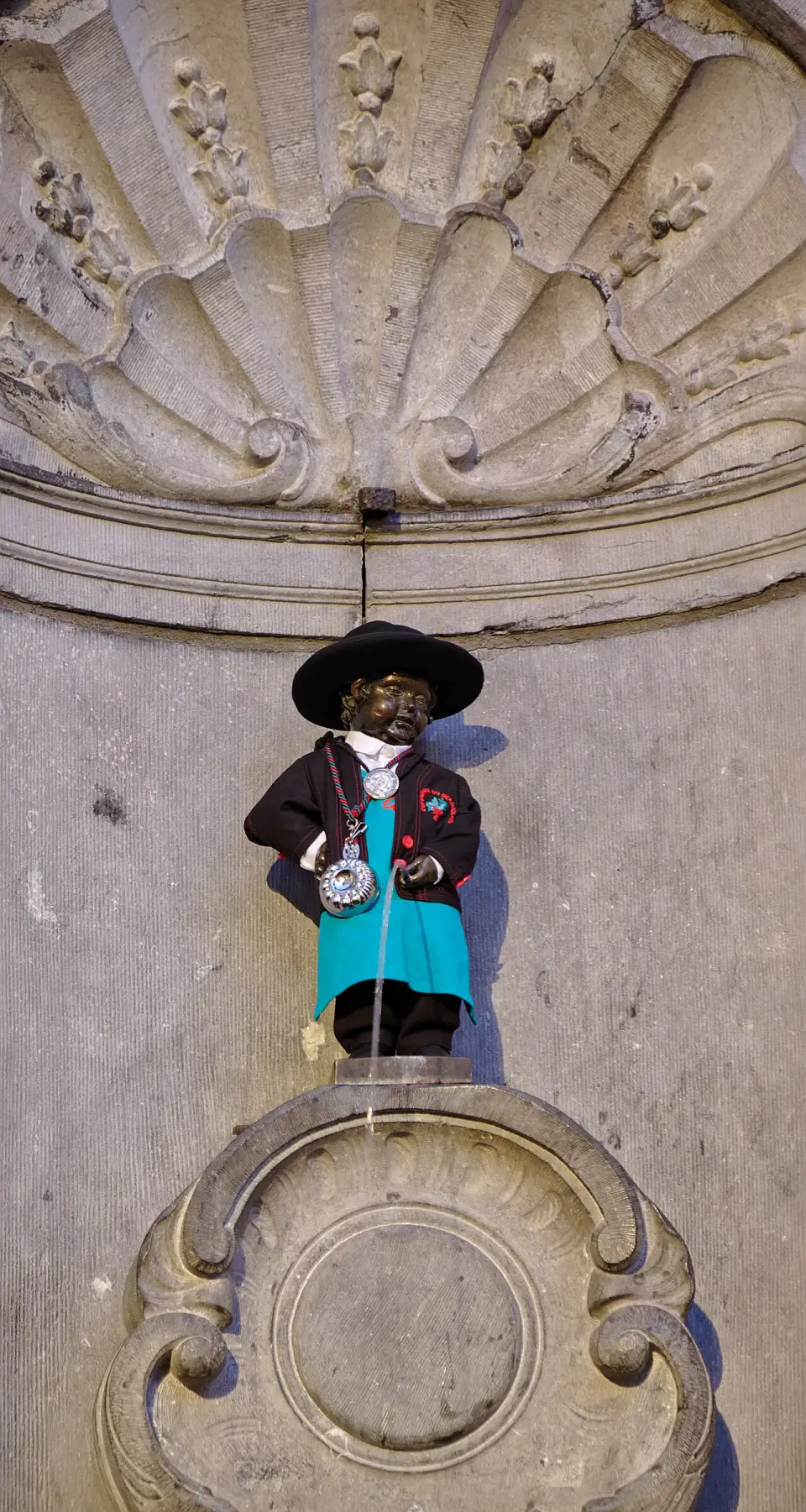 Il Manneken Pis con uno dei suoi costumi
