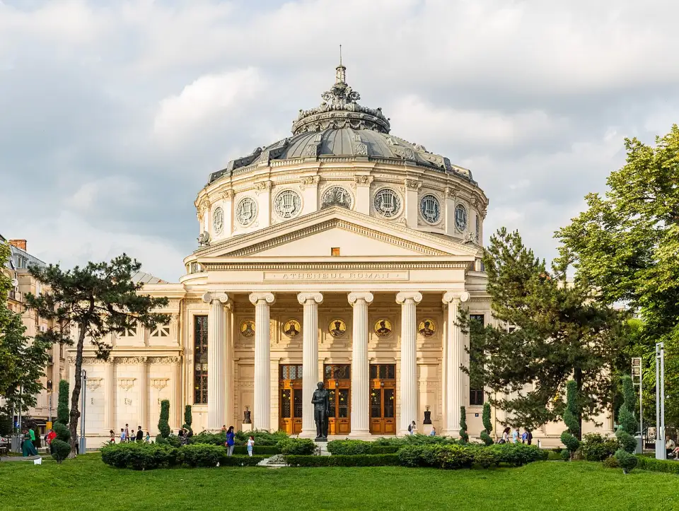 Façade de l'Athénée roumain avec son portique à colonnes et sa coupole
