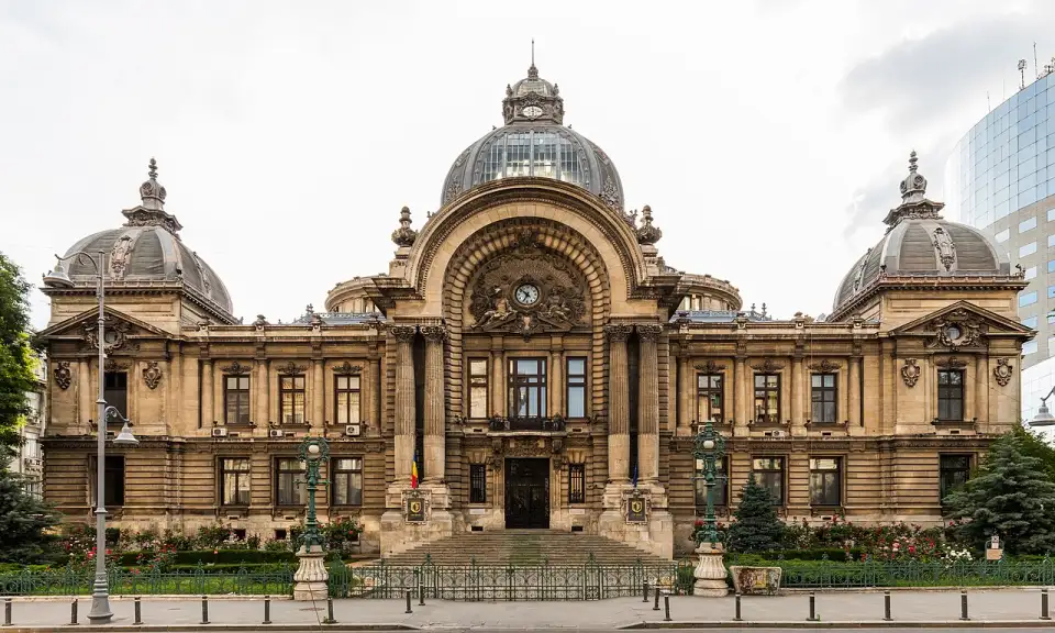 Palais CEC de Bucarest, avec sa coupole de verre et ses deux coupoles d'angle