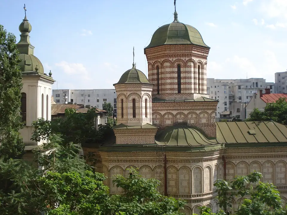 Cúpulas de la iglesia de Mihai Vodă con bloques de viviendas detrás
