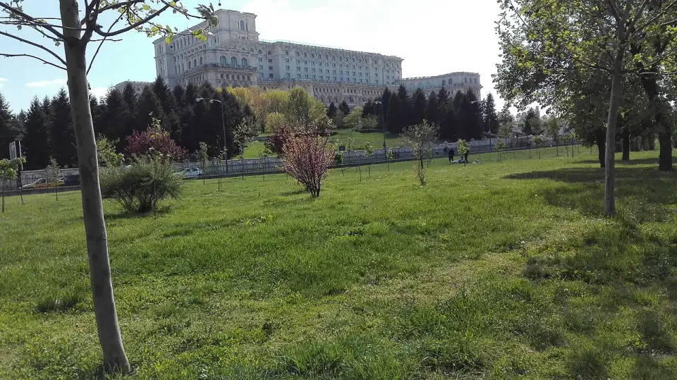 El Palacio del Parlamento de Bucarest visto desde un parque