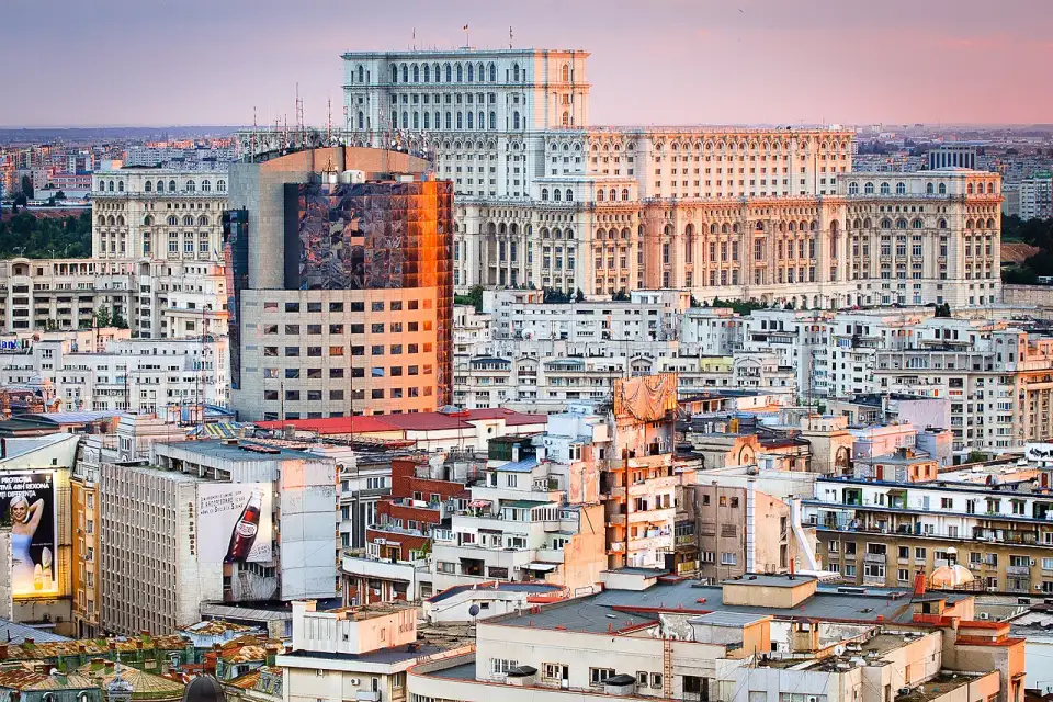 El Palacio del Parlamento dominando los tejados de Bucarest