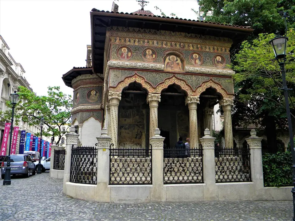 Igreja de Stavropoleos com seu pórtico de colunas entalhadas e afrescos